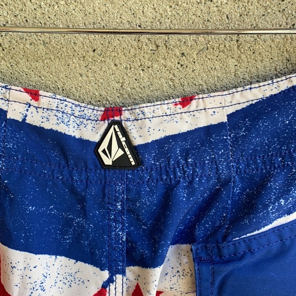 Sz 10 Kids Volcom “Pure Function” Boardies - Picture 9 of 11